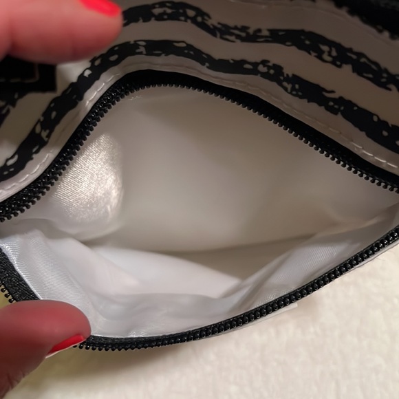 SCOUT Minnie Mouse Crossbody Bag - Picture 6 of 11